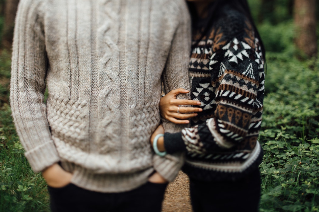 Ideas fotográficas de otoño para Instagram: una pareja de suéteres