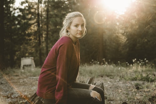 Ideas fotográficas de otoño para la chica Instagram en el bosque