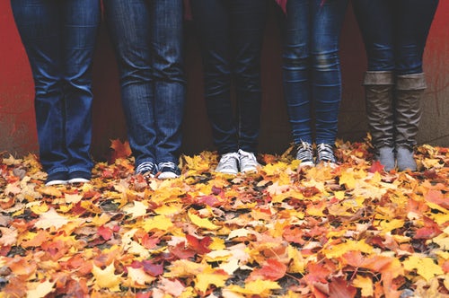 Ideas para fotos otoñales de Instagram: hojas debajo de tus pies