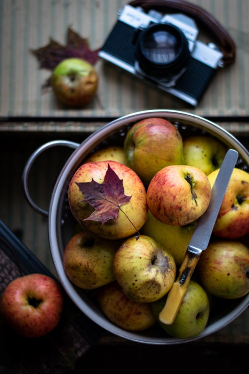 Ideas fotográficas de otoño para Instagram: manzanas sobre la mesa