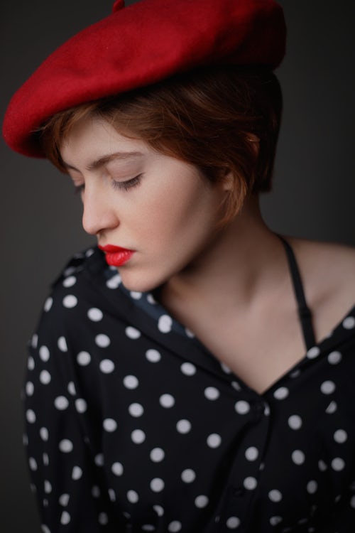 ideas de fotos de otoño para instagram - girl in a beret