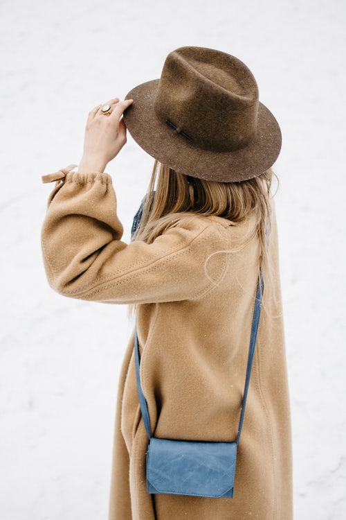 Ideas fotográficas de otoño para Instagram: una niña con sombrero