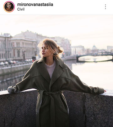 Ideas fotográficas de otoño para Instagram: una niña en un puente con un abrigo