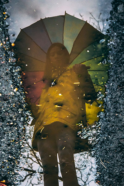 Ideas fotográficas de otoño para Instagram: reflejo en un charco con un paraguas