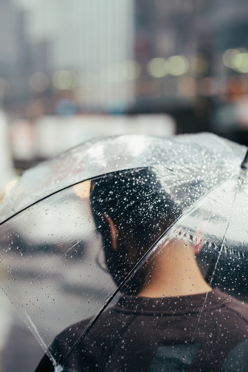 Ideas fotográficas de otoño para Instagram: un paraguas bajo la lluvia