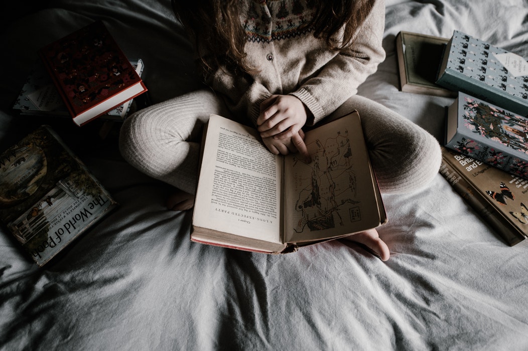 Ideas fotográficas de otoño para Instagram: leer un libro en la cama