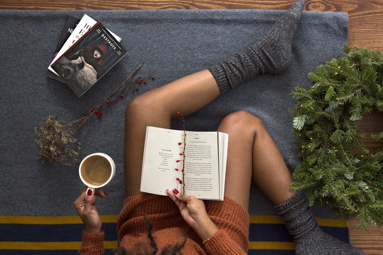 Ideas fotográficas de otoño para Instagram: niña con café y un libro