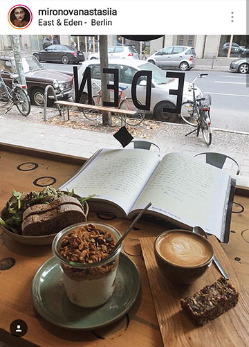 Ideas fotográficas de otoño para Instagram: lee un libro en un café