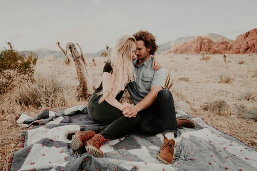 Ideas fotográficas de otoño para Instagram: un picnic para una pareja de amantes