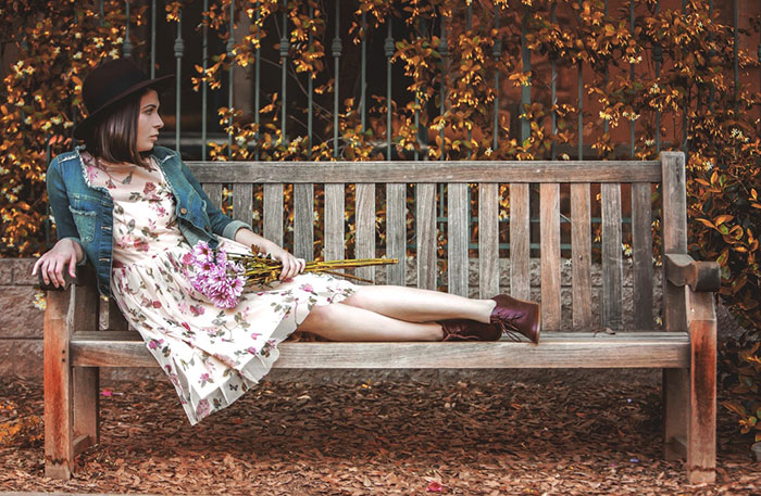 Ideas fotográficas de otoño para Instagram: una niña en un banco