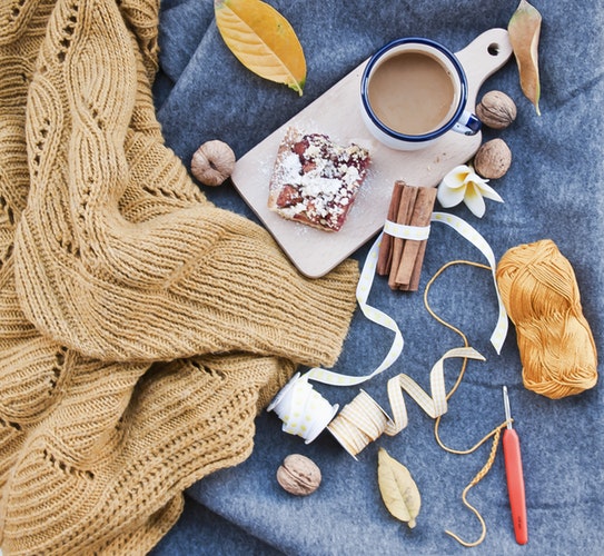 Ideas de fotos de otoño para Instagram - diseño de suéter de café plano