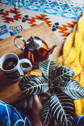 Ideas fotográficas de otoño para Instagram: té en la cama