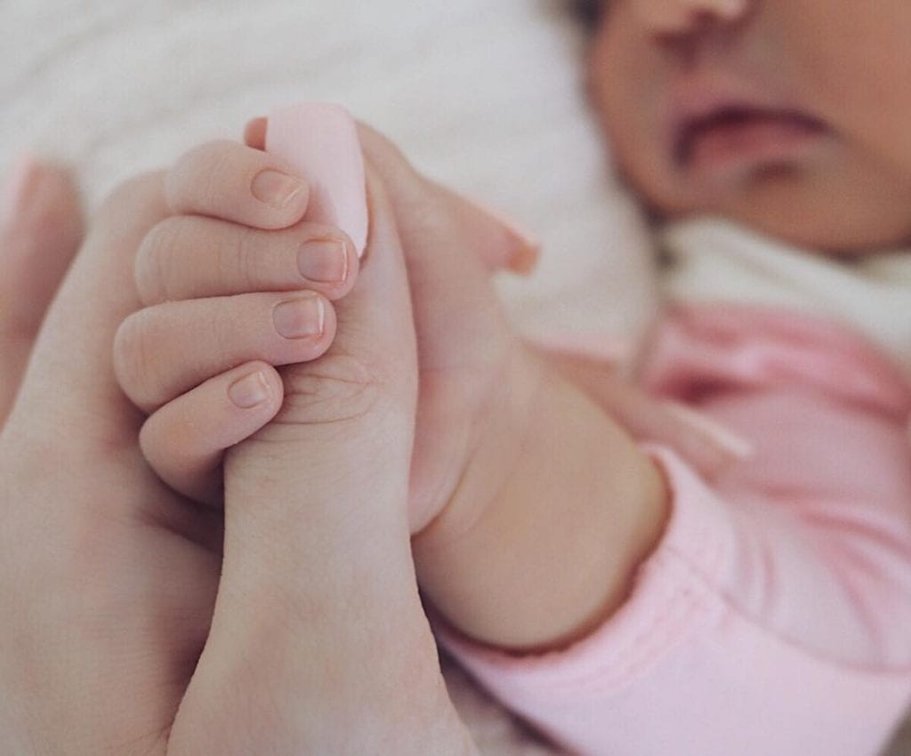 Kylie Jenner con su hija recién nacida Instagram